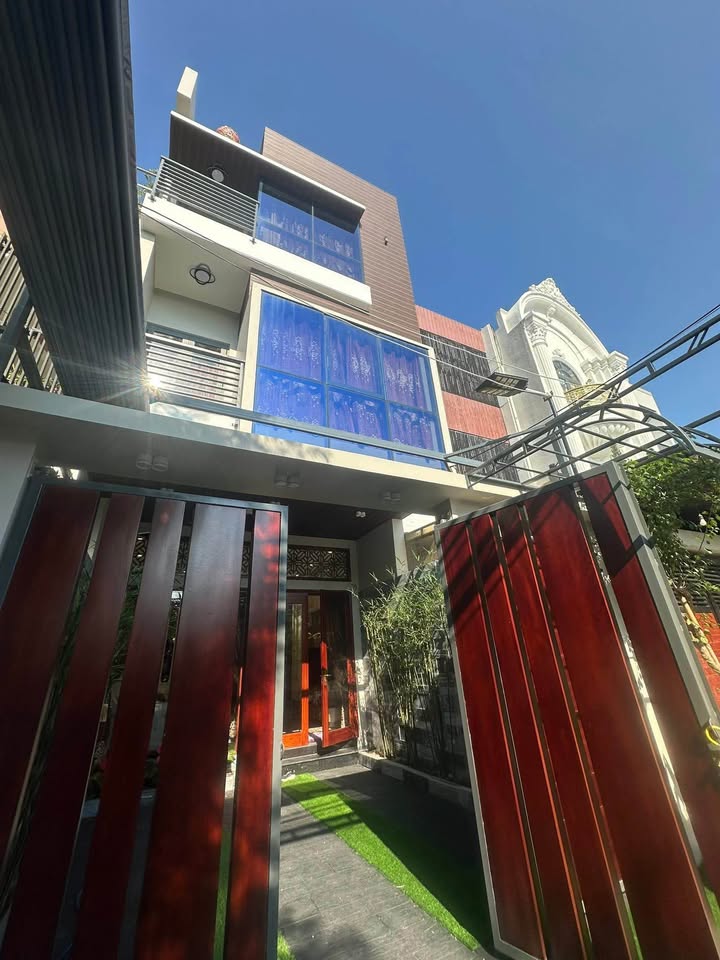 Nhà đẹp 3 tầng đón tết, sẵn nội thất xịn xò gần cầu Hòa Xuân