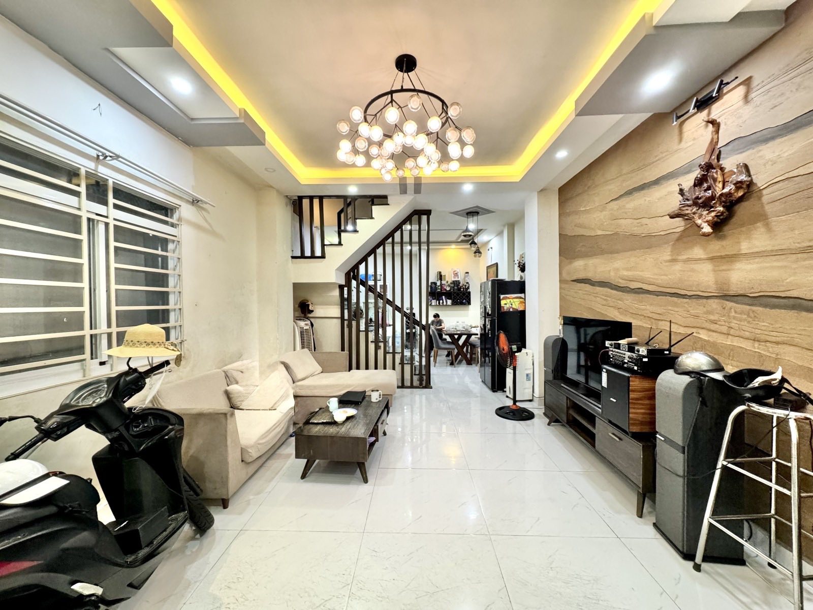 Nhà phố 4 tầng kiên cố, tọa lạc tại vị trí đắc địa trên trục đường Nguyễn Văn Trỗi - Trương Quốc Dung