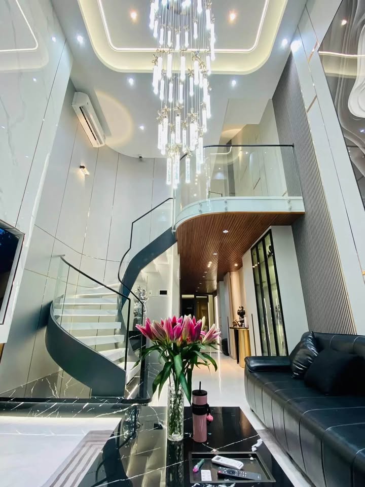 Bán nhà đẹp 40m2, 6 tầng thang máy, sát Hồ Tây, Xuân La, Hà Nội