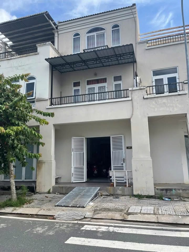 Nhà Tây Sông Hậu, Long Xuyên, đối diện Nhà hát tỉnh, 3 phòng ngủ, diện tích 90m2