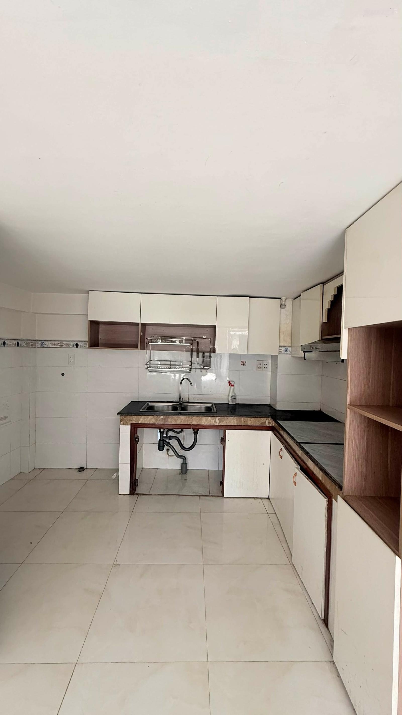 Ngay Kênh Tham Lương Phan Huy Ích xe hơi đậu cửa.