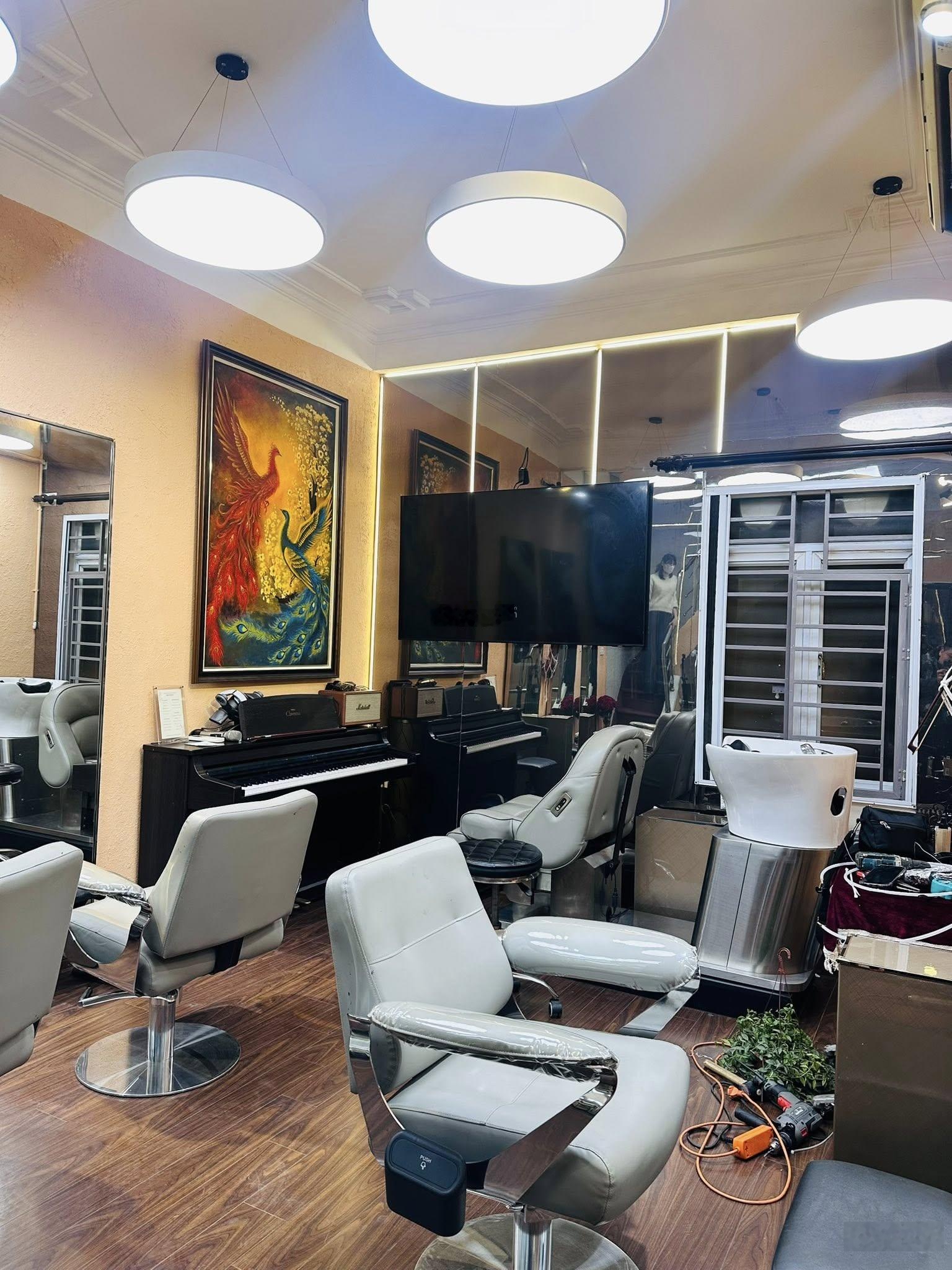 5,65 tỷ - 1 nhà ra mặt phố, KD sầm uất, mặt tiền khủng 6,3m, ba gác phi vòng quanh