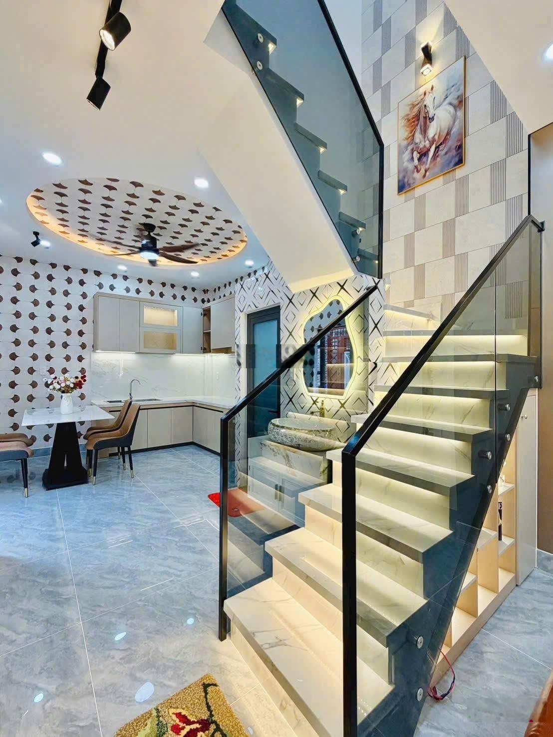 Nhà bán gấp tại Đ. Hoa Sứ, P.2, Phú Nhuận, giá 1,99 tỷ, DT 46m2, thuê: 19tr/tháng, sổ hồng riêng