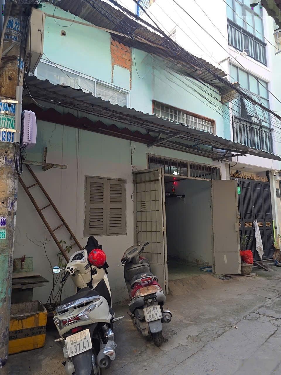 Nhà hẻm 737/ Lạc Long Quân F10 Tân Bình, 6x7.5m, 2 tầng, giá 4.65 tỷ TL