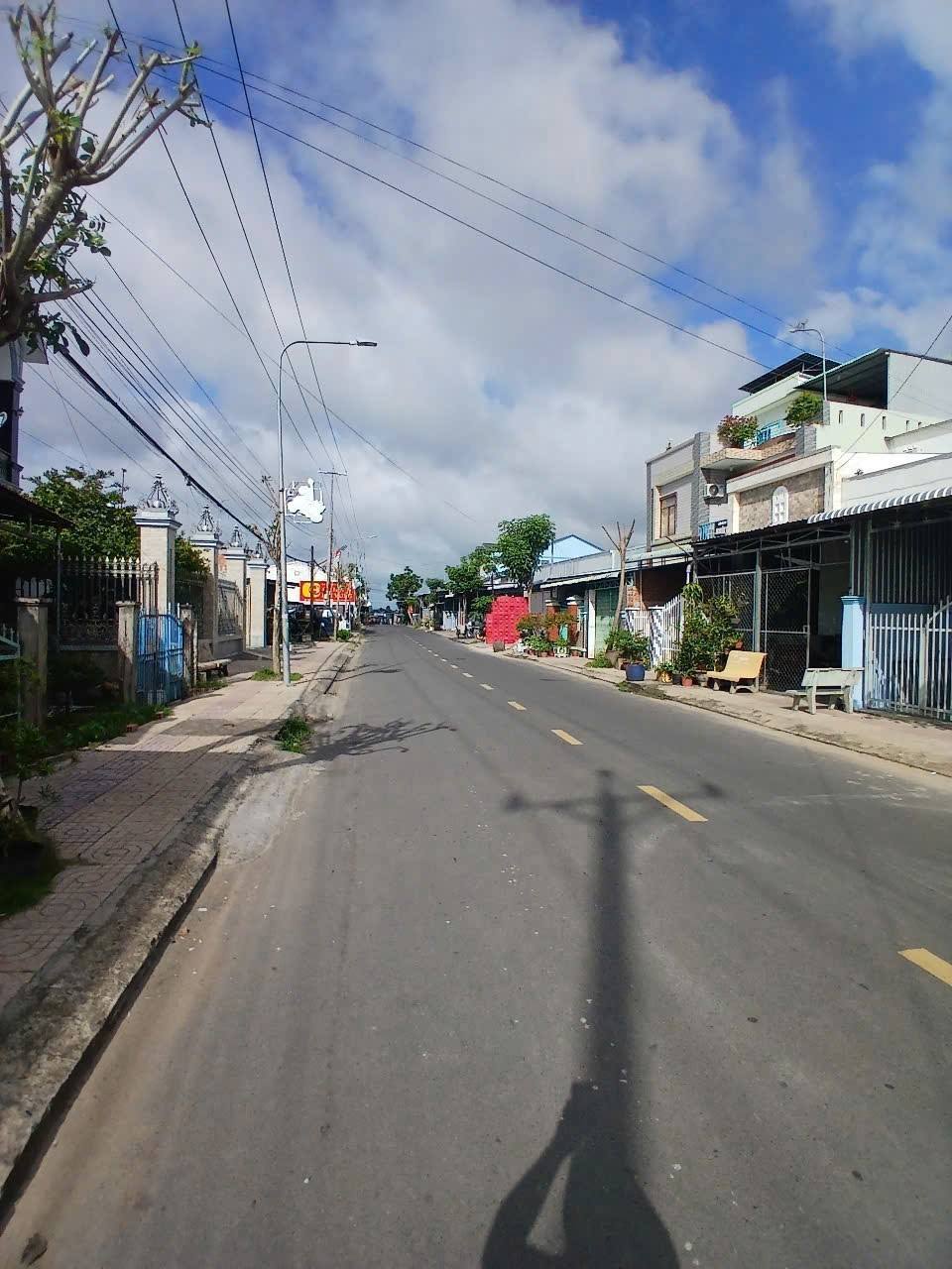 Tọa lạc tại xã Lai Vung, Đồng Tháp, gần vòng xoay Ngã 5 Tân Thành sầm uất