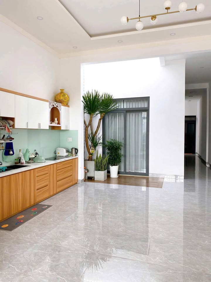 Bán nhà phố hiện đại 3 phòng ngủ, sân ô tô rộng, tặng nội thất tại Tân An, Đắk Lắk