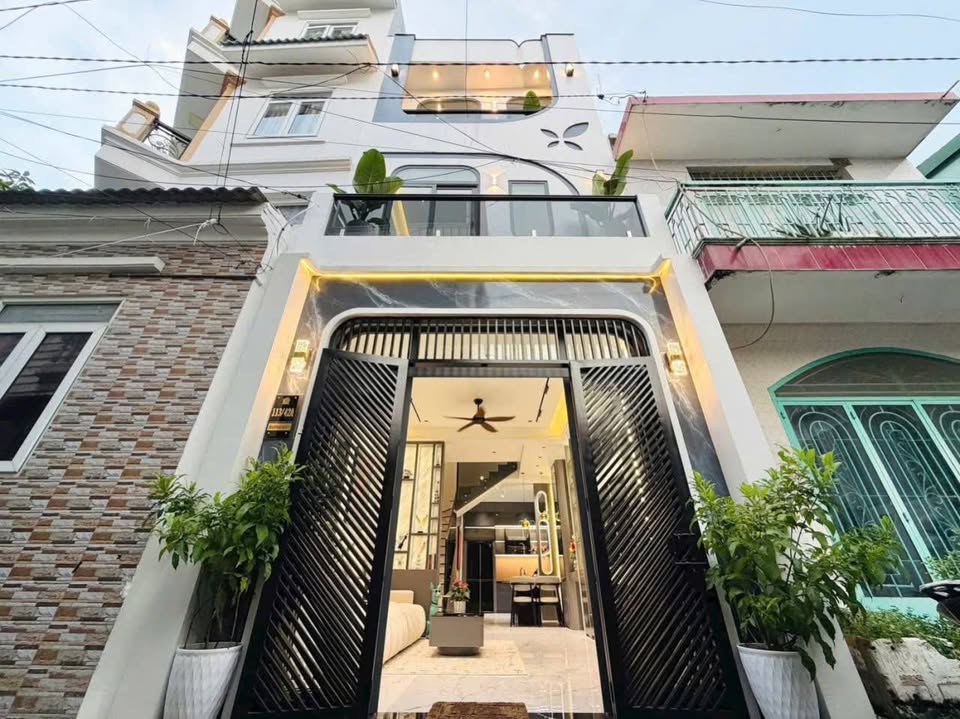 Bước vào căn nhà này, bạn sẽ cảm nhận được sự ấm áp và tiện nghi ngay từ cái nhìn đầu tiên