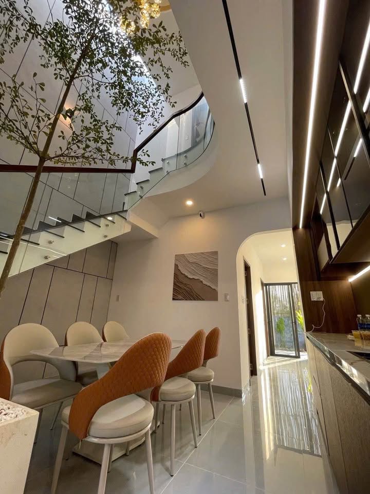 Ngôi nhà tọa lạc trên diện tích đất 100m², có chiều ngang 4,5m