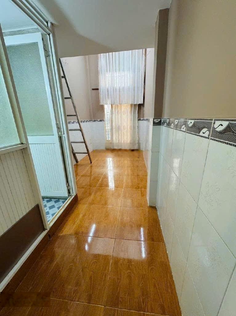 Gấp!! Nhanh mới còn.Bán nhà hiếm hẻm ôtô phường 10 Tân Bình chỉ nhỉnh 2 tỷ, 15m2