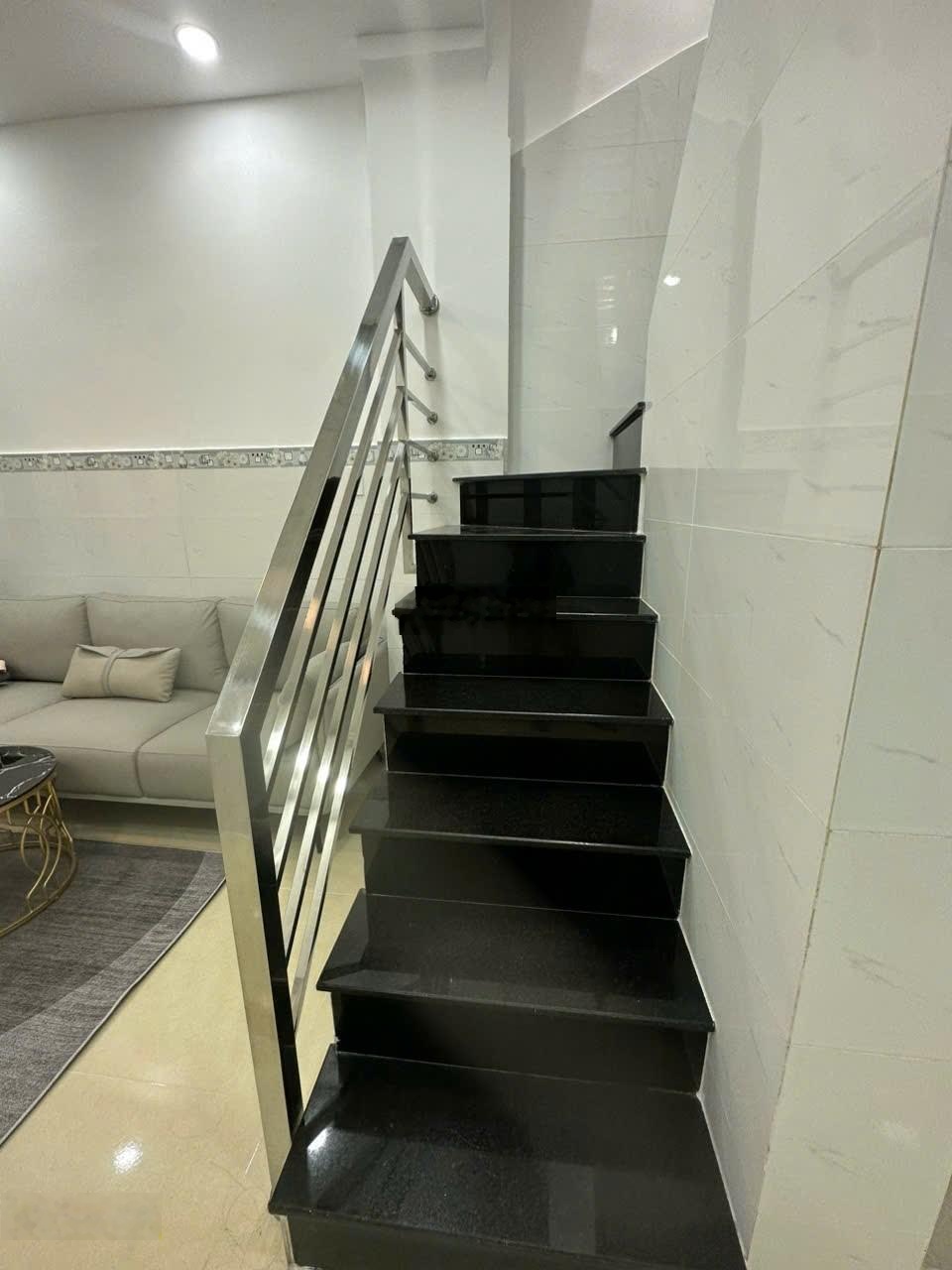 Hh 1% nhờ dẫn dùm Nhà Phan Huy Ích p15 dt 3.5x9m lững lầu hẻm 6m