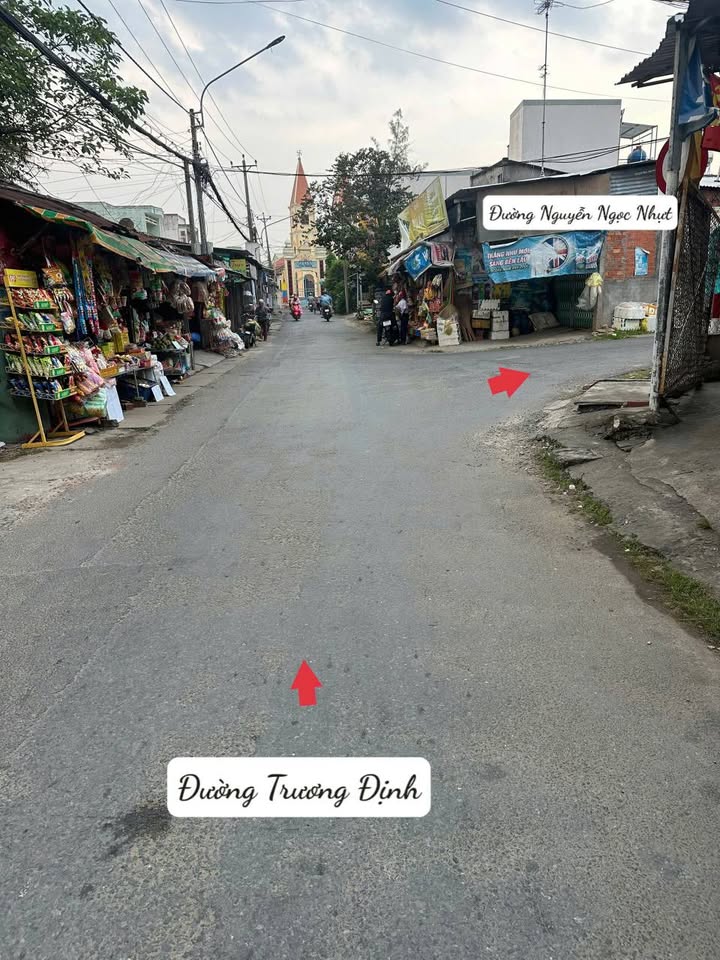 Bán nền góc 70m2 mặt tiền Trương Định, Bến Tre tặng nhà cũ, sổ thổ cư