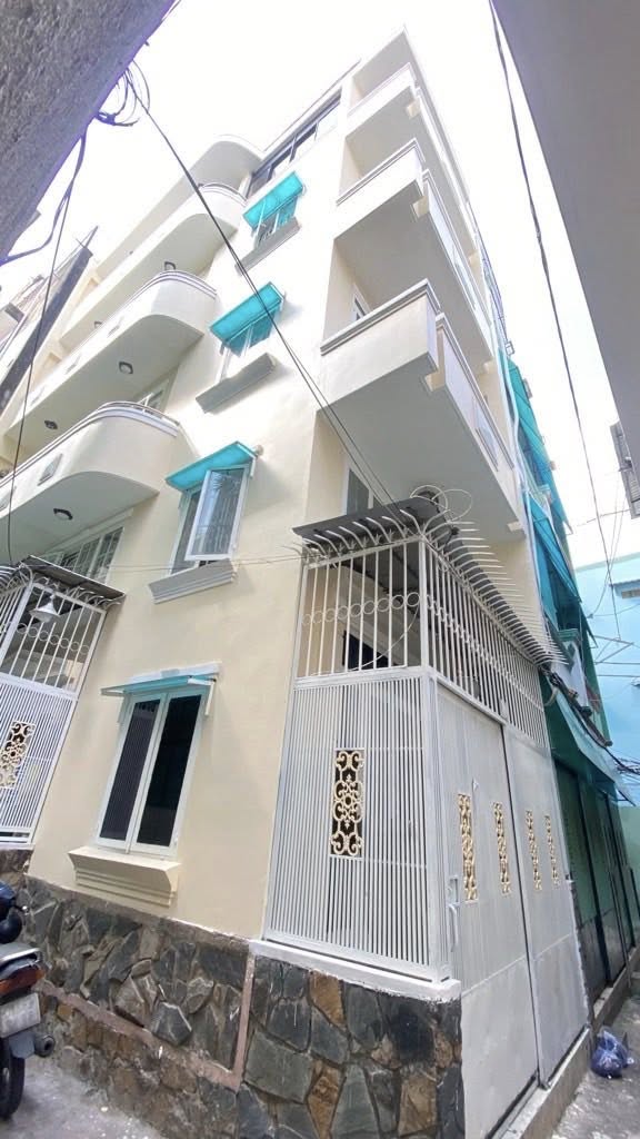 Nhà lô góc, hẻm trước nhà rộng 3m thông nhiều tuyến đường, thuận tiện di chuyển