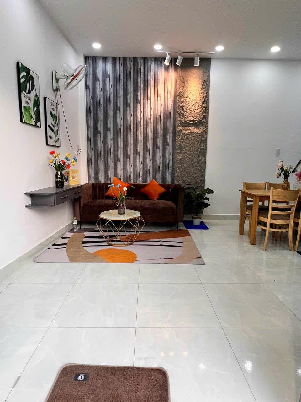 Hẻm xe hơi quay đầu ngay công viên Làng Hoa