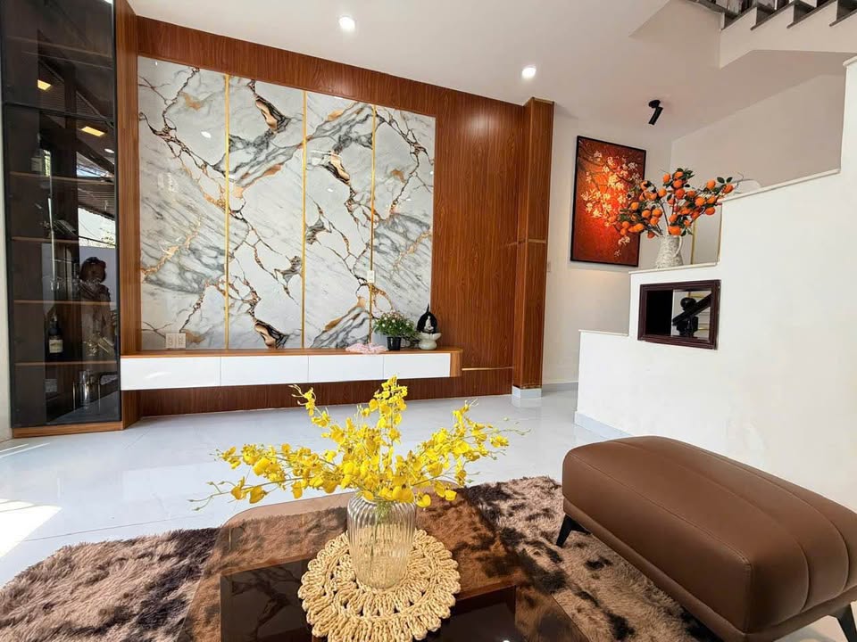 Bán nhà 2 tầng 75.3m² trung tâm Nha Trang, hẻm ô tô, full nội thất, giá 4,5 tỷ