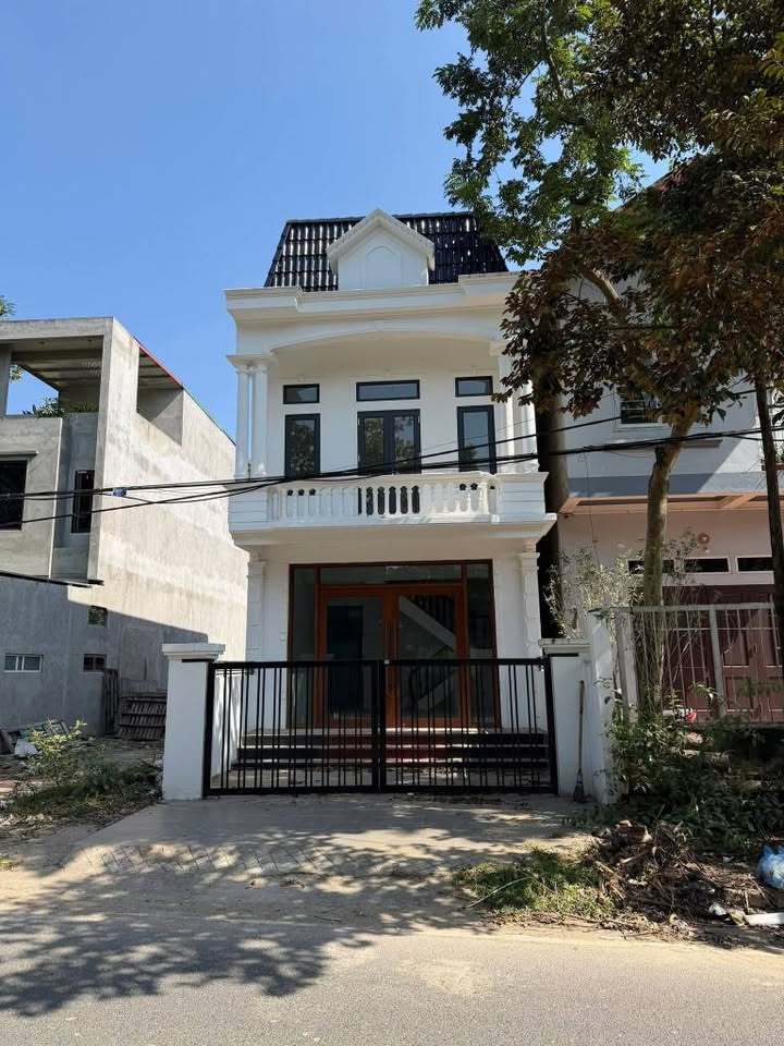 Bán nhà 2.5 tầng, 104m2 mặt đường Quốc lộ 2C, Tam Dương, giá 2.55 tỷ