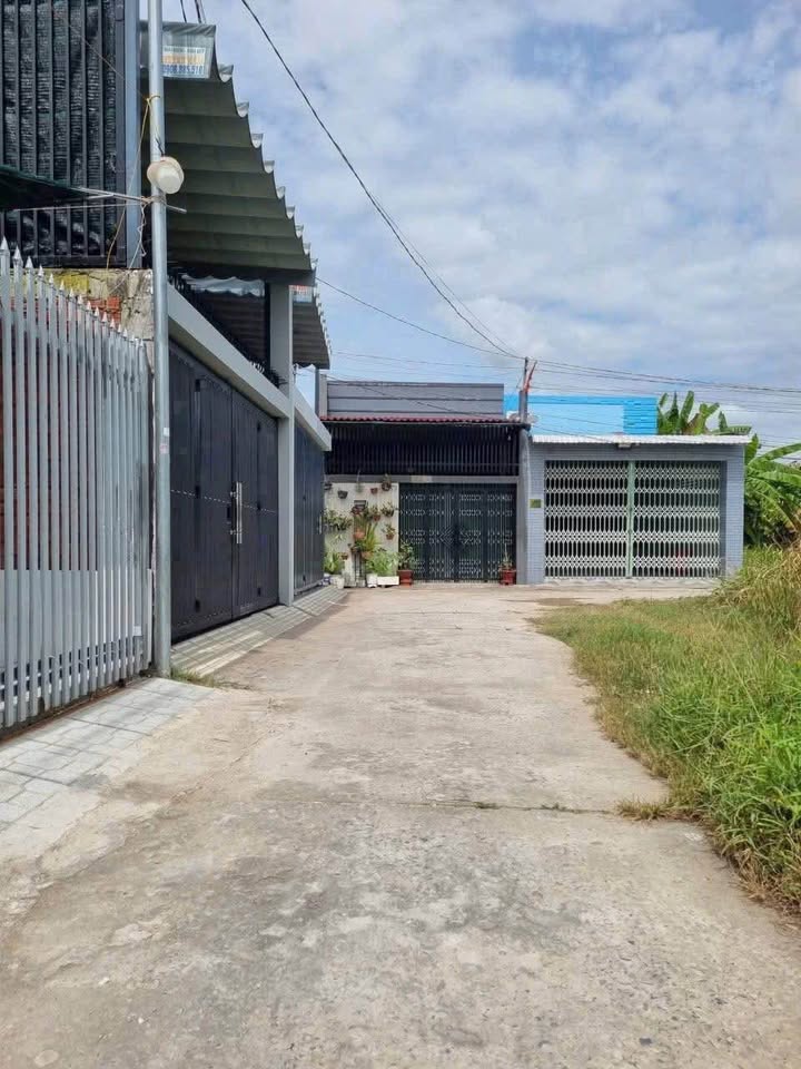 Bán nhà góc 2 mặt tiền hẻm 3m tại Bình Phú, Bến Tre, giá 1.85 tỷ