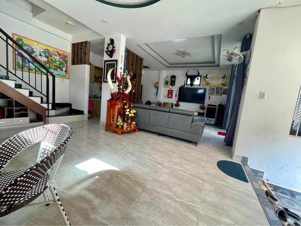 Bán nhà 3 tầng kiệt ô tô tại Phú Thượng, thành phố Huế, 68m2 đất, full nội thất, giá 2 tỷ 480 triệu