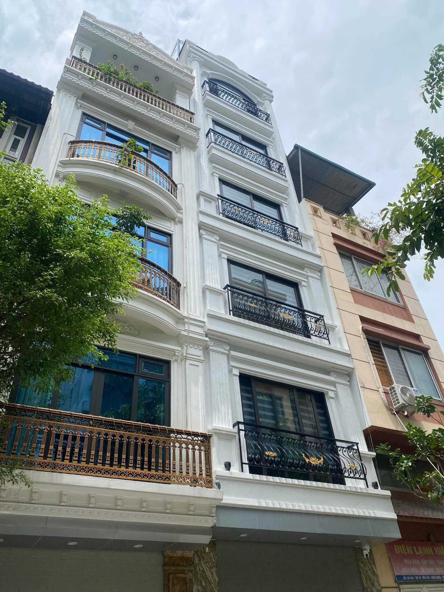 Bán nhà 7 tầng thang máy mặt phố Mậu Lương, kinh doanh sầm uất, view công viên