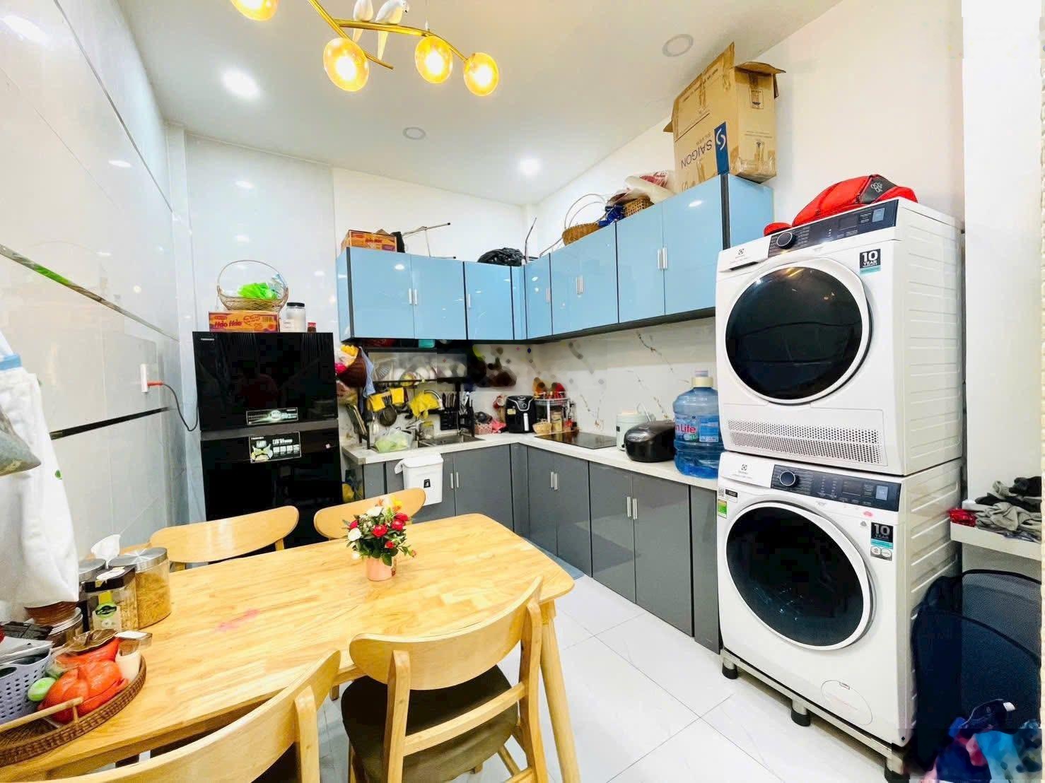 Chưa tới 4 tỷ một căn nhà quá rẻ, nhà mới đẹp ngay chợ phạm văn bạch dt 33 m trệt lầu nhà mới vô ở