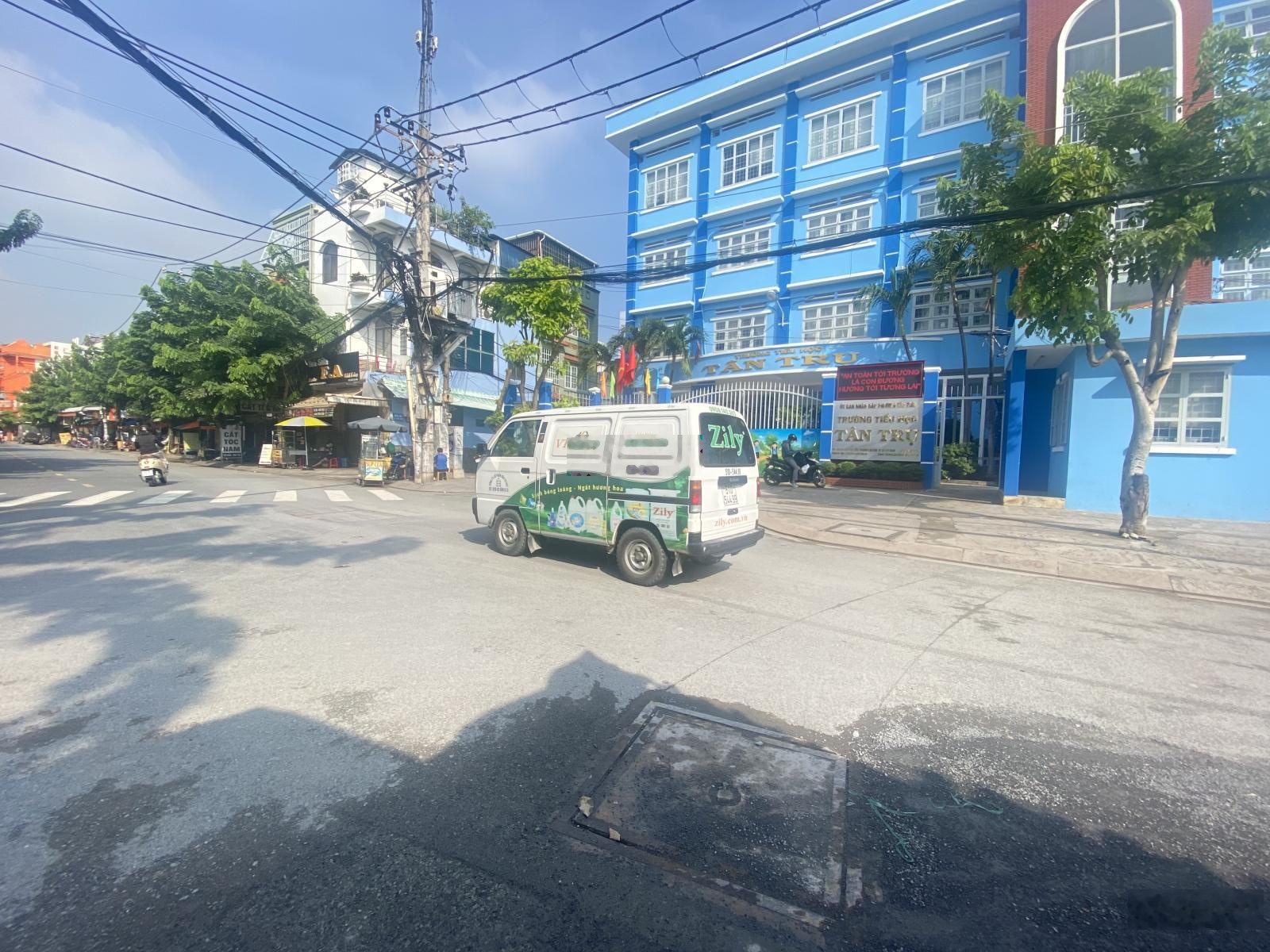 Bán nhà ngay trường Tân Trụ 60 m2, 5.5 tỷ rẻ nhất khu