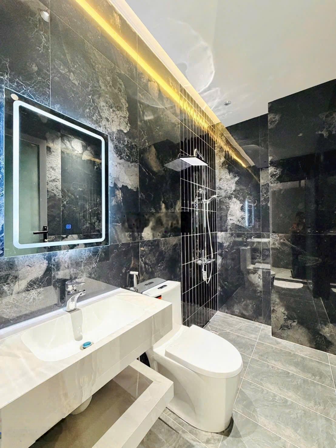 Bán nhà trung tâm 1 trệt 2 lầu đường Dương Quảng Hàm 59m2, 2tỉ750, đang cho thuê 15tr/th. SHR