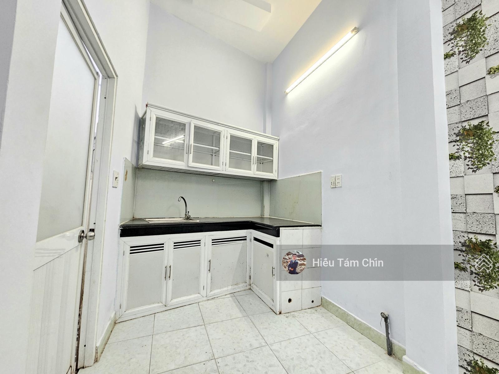 Nhà 3 tầng, sổ 2025, gần mặt đường xe hơi đỗ