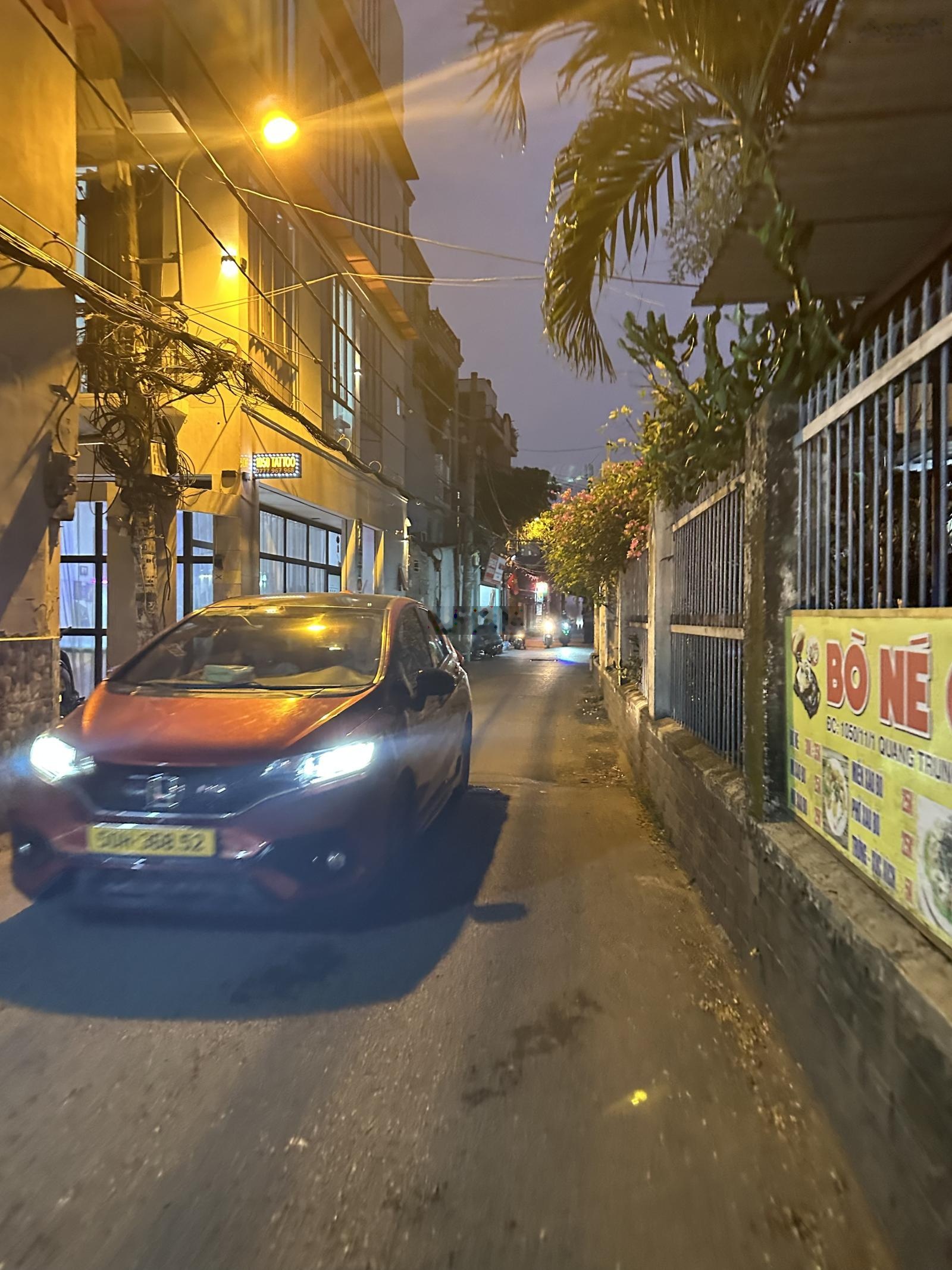 Bán gấp - quan trung - chỉ 2,850 tỷ - đường thông - nhà mới đẹp - căn góc 2 mặt - dân cư thân thiện