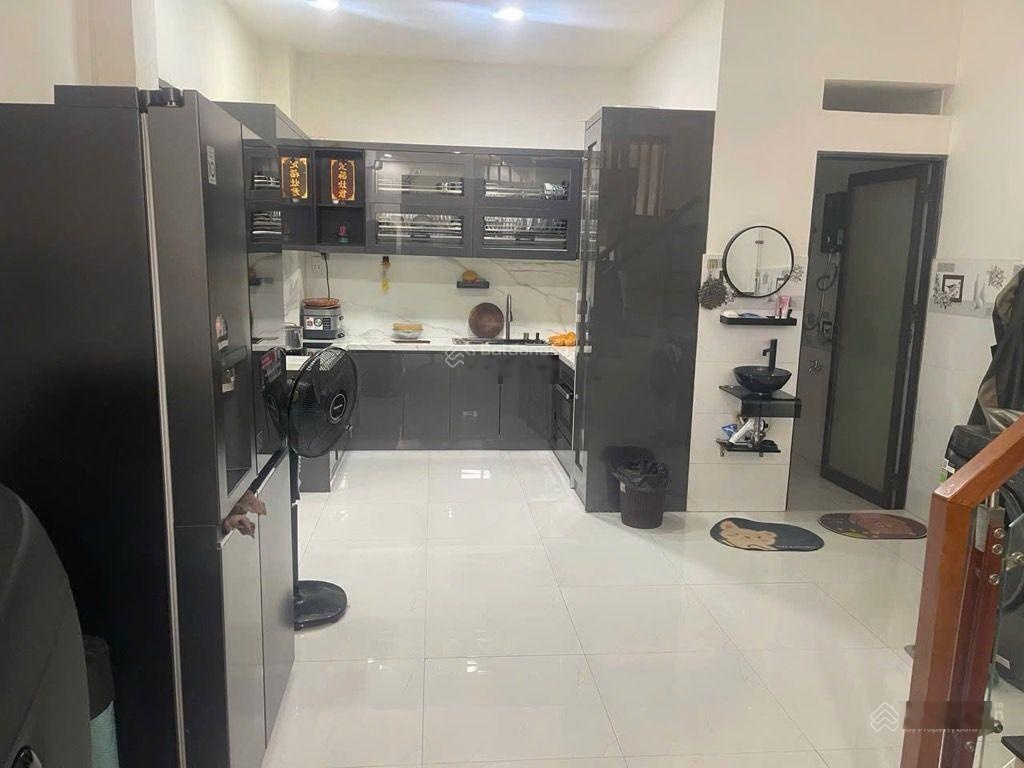 Nhà 2 tầng. Đường Hòa Bình. Quận 11. (4.2m x 12m) chỉ 5.X tỷ