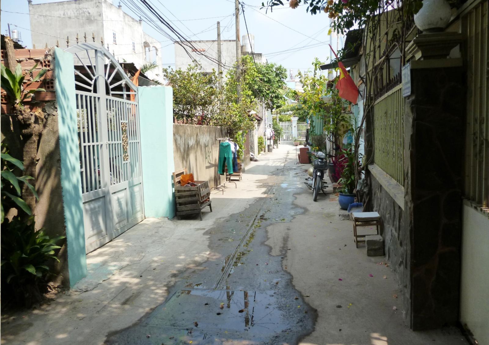 Nhà suốt nguyên căn 105m2 chính chủ, có gác, điện nước chính, hẻm rộng 4m.