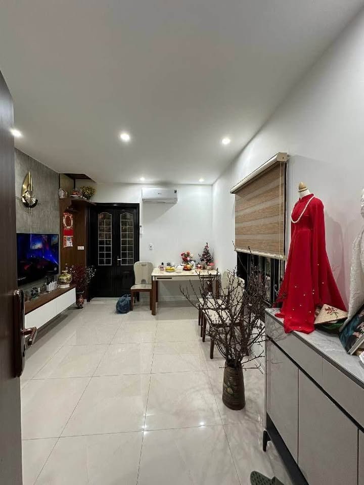 Bán nhà tập thể tầng 2 Nguyễn Chí Thanh, Ba Đình, sổ đỏ 27m2, sử dụng 70m2, 5,6 tỷ