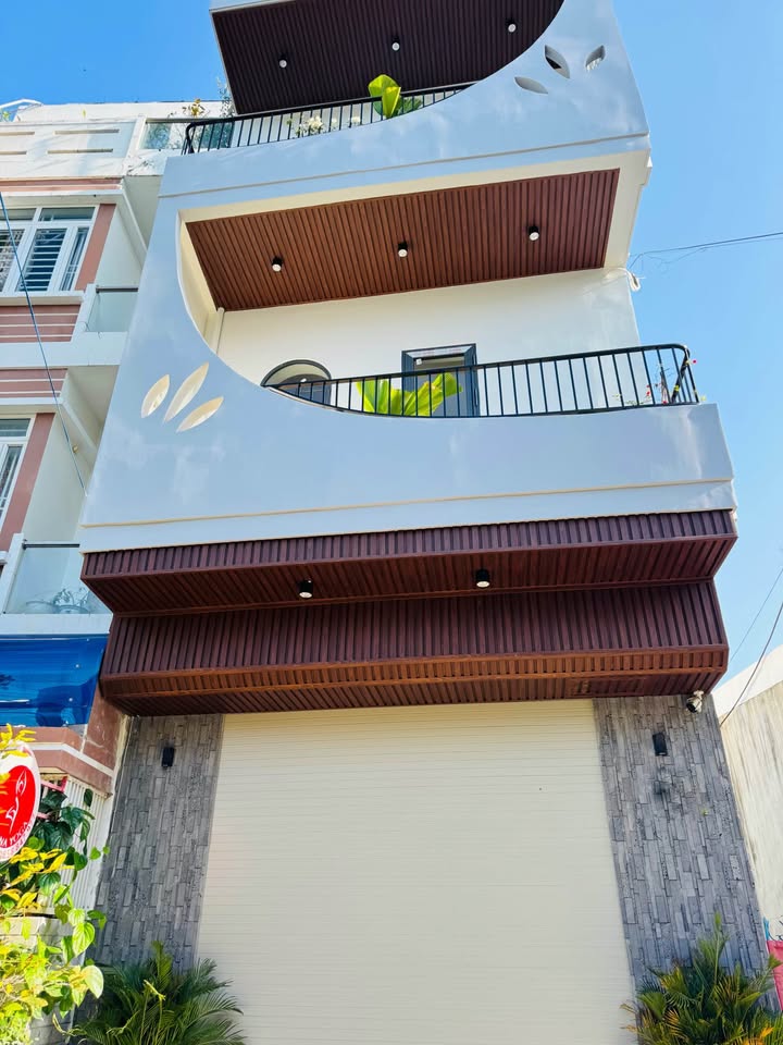 Cần bán căn nhà mới có thang máy, mặt tiền đường Phan Như Cẩn, phường Nam Nha Trang, giá 9.4 tỷ