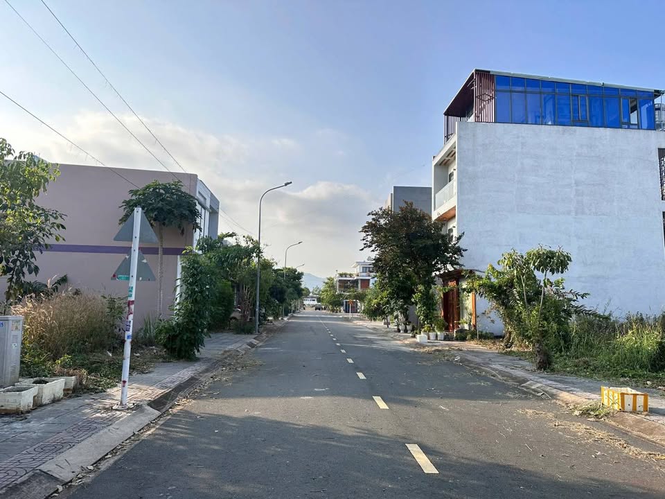 Bán nhanh lô đất mặt tiền đường D3, khu Hưng Việt, Long Tâm, giá 2.33 tỷ