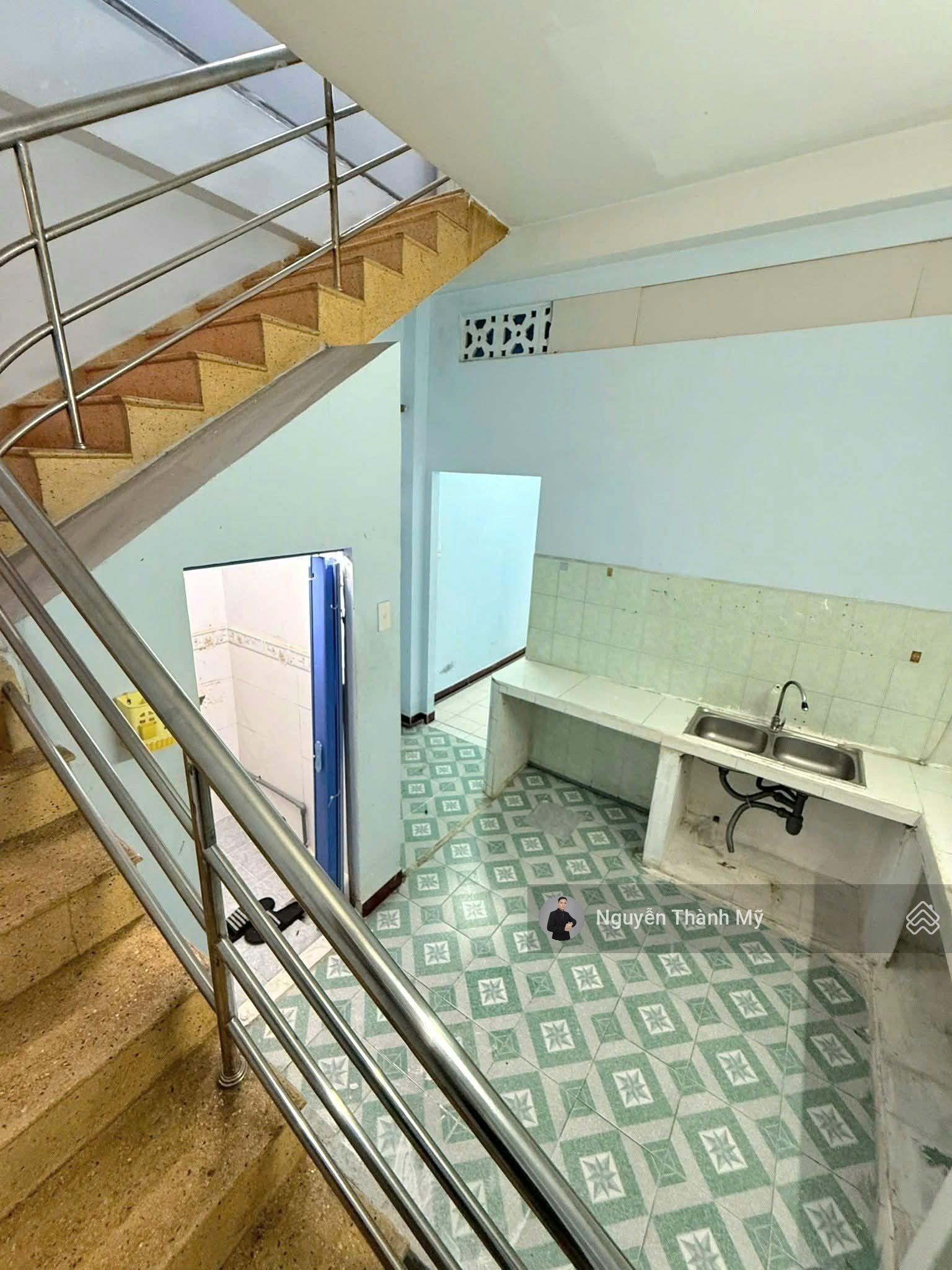 Hot! Nhà 2 tầng hẻm xe hơi gần Emart2 Phan Huy Ích