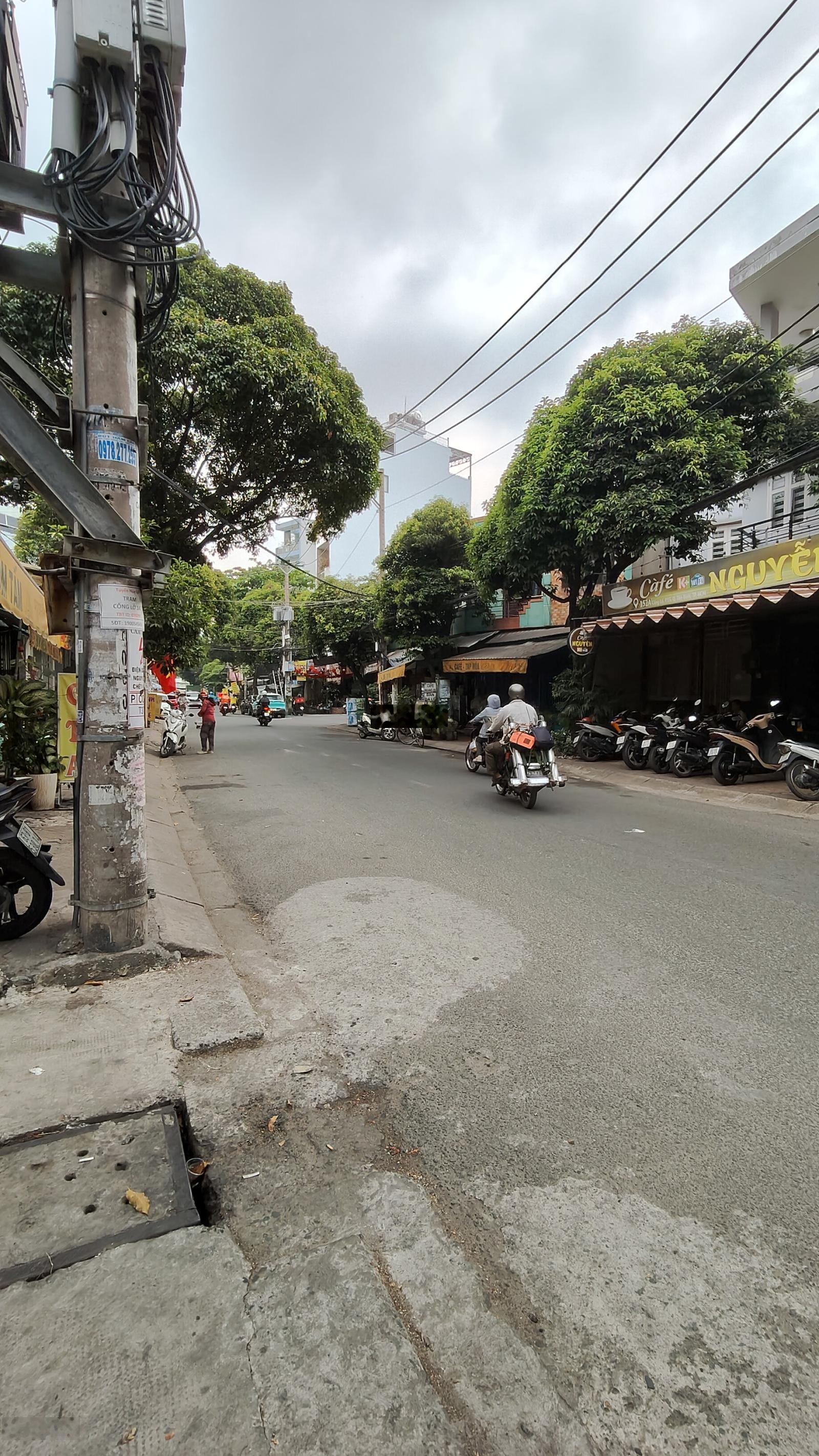 Nhà HXH, căn góc, cách mặt tiền 20m. DT 77m2 (4,2x18,5m). 1 căn nhà có quá nhiều điểm cộng