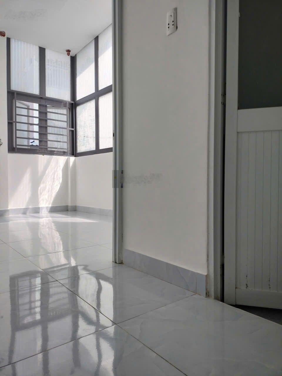 Gò Vấp Bán nhà 1 trệt 1 lầu, diện tích sàn: 72m2, 6 phòng, hẻm rộng, gần Vincom, nhỉnh 4 tỷ