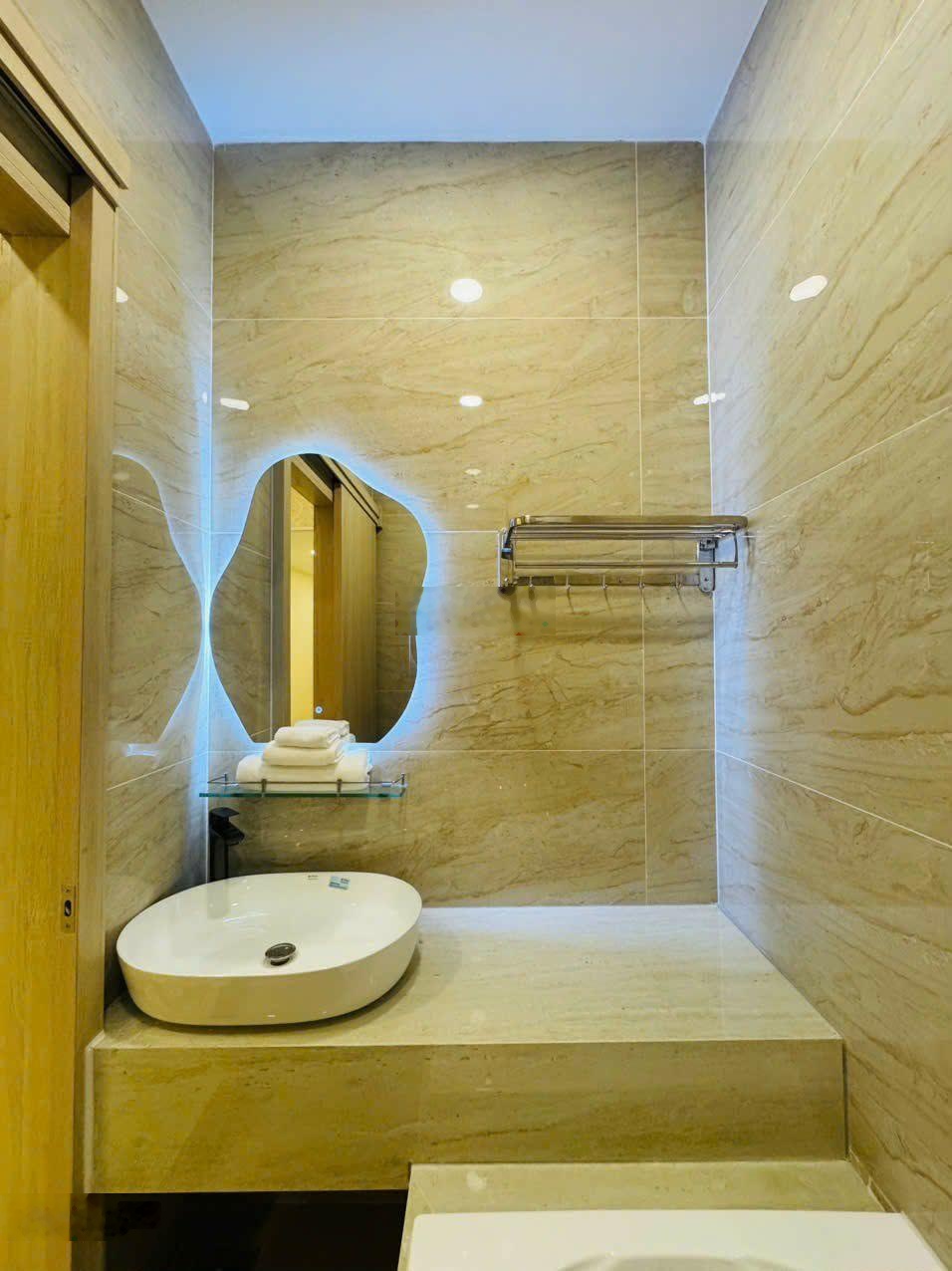 Nhà đẹp Lạc Long Quân 41 m2- 2 tầng -chỉ 5,05 tỷ. bán trong Tết.