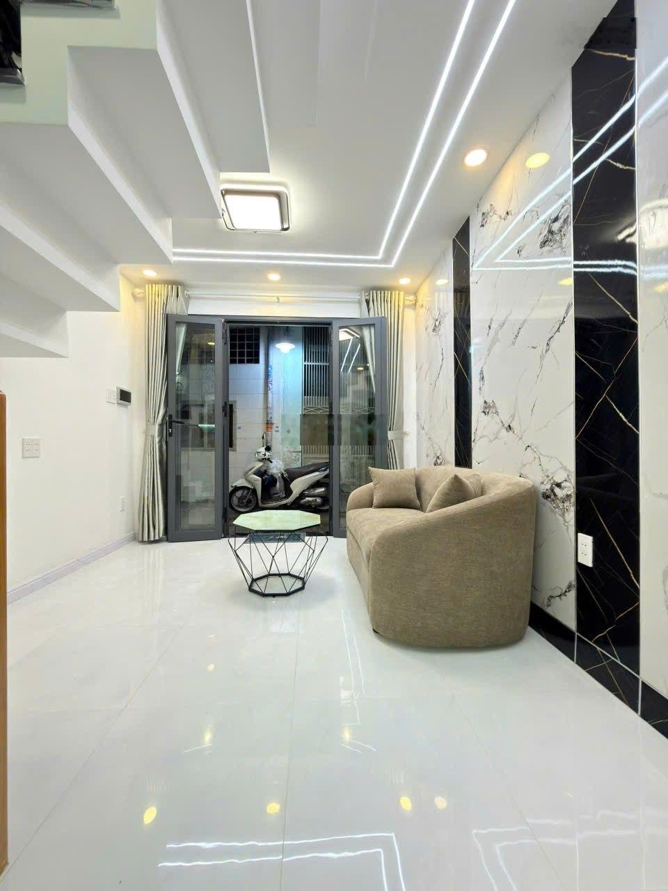 Bán nhà mới xây lạc long quân p8 tân bình gần chợ tân bình 3 tầng 3pn 2wc giá 3 tỷ450 sổ hông riêng