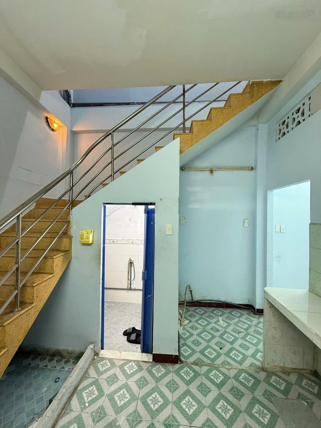 Cần tiền bán rẻ nhà hẻm nhựa 6m cách MT 20m