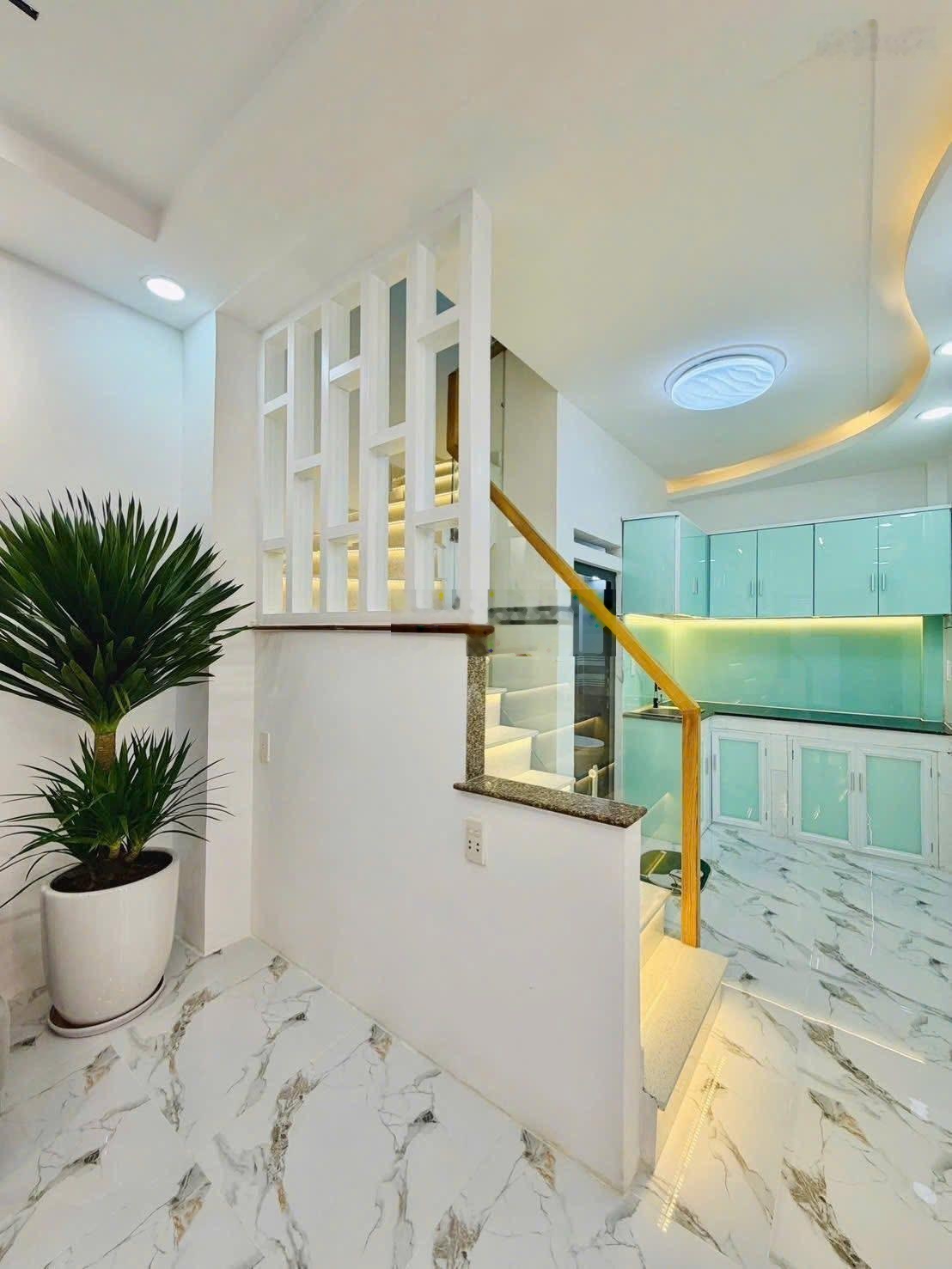 Chính chủ bán gấp cuối năm ,nhà 3 lầu sau căn mặt tiền giá hơn 4T