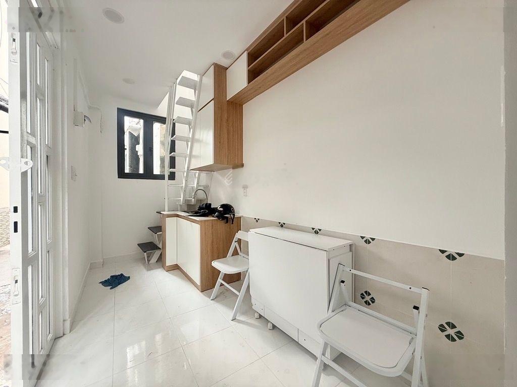 Chỉ 2,3 tỷ - 3 tầng - hẻm xe hơi 5m - sát mặt tiền Thích Quảng Đức