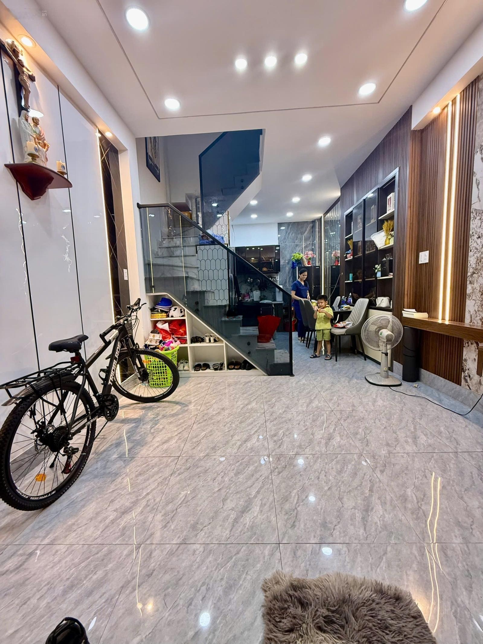 nhà mới- dọn vô ở ngay được- 2 tầng lầu kiên cố- sổ hồng riêng- hẻm sạch sẽ- đg số 8- Thống Nhất