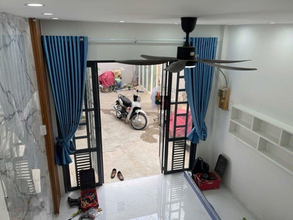 Nhỉnh 2 tỷ nhà trung tâm - 16m2 nhỏ xinh dễ mua bán - gần siêu thị - gần sân bay - sân to để xe