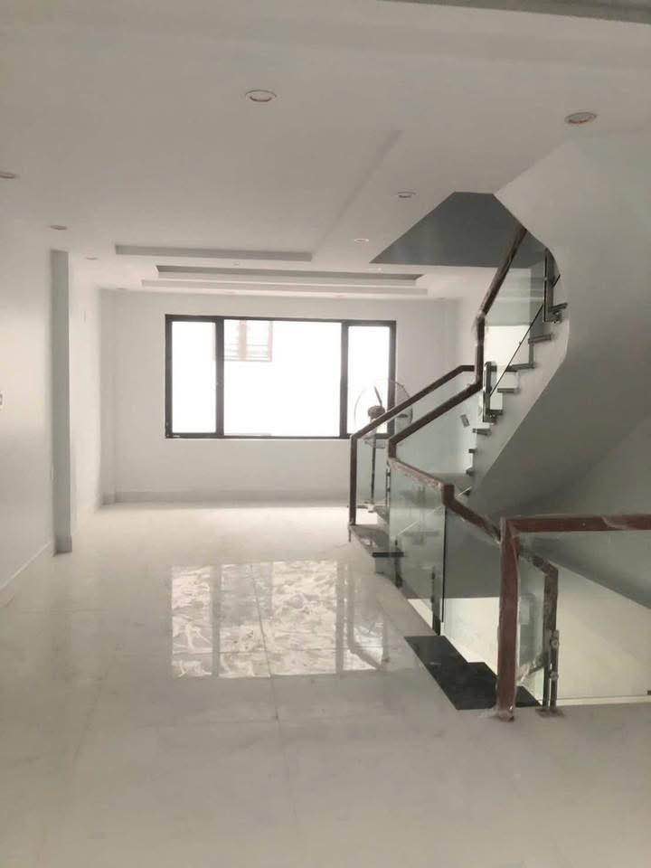 Bán nhà 4 tầng gần Cột 8, Hạ Long, ngõ ô tô đỗ cửa, giá hơn 2 tỷ
