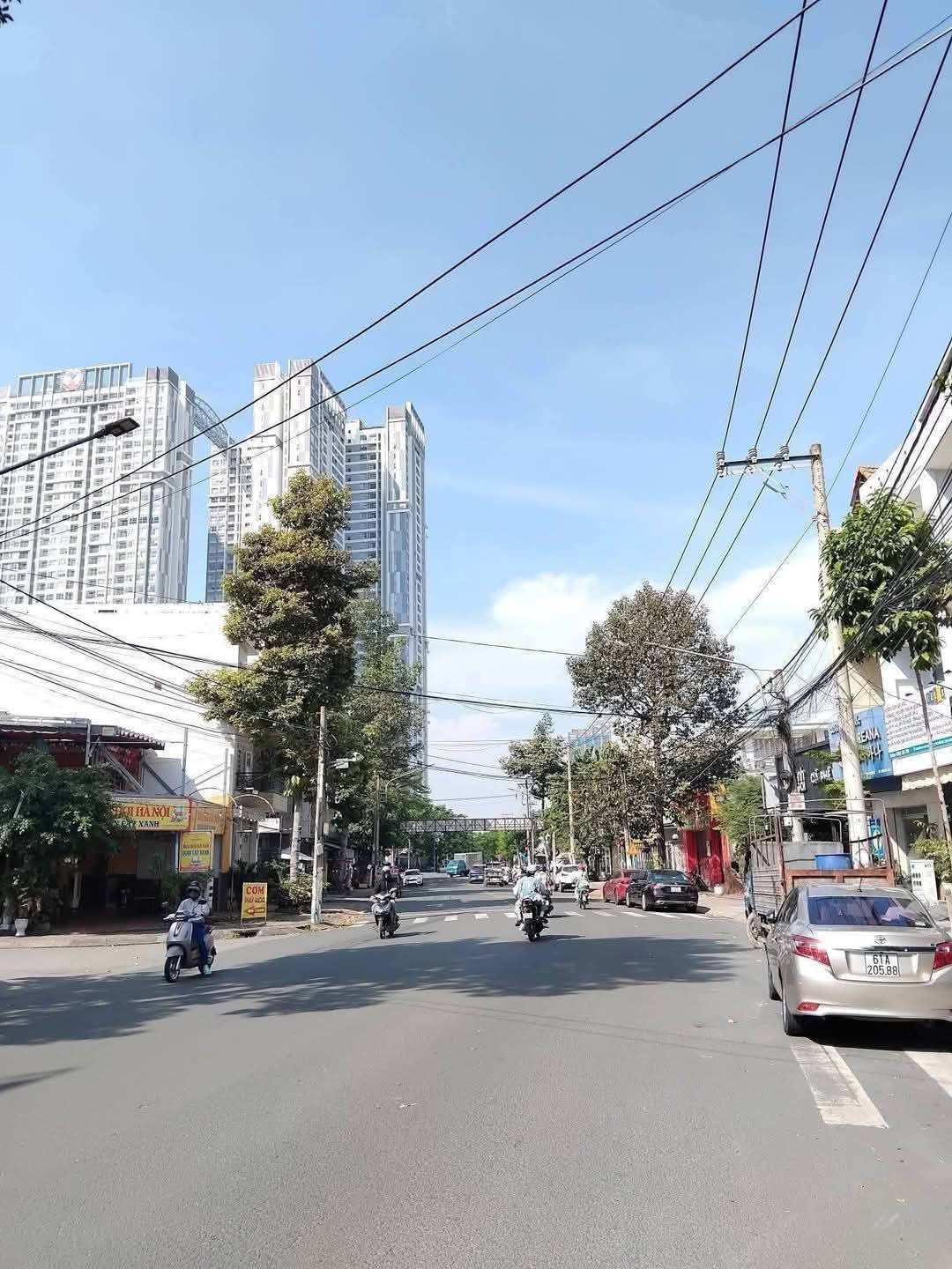 Cho thuê nhà có sẵn nhiều nội thất, mặt tiền đường kinh doanh sầm uất phường Phú Hòa, Thủ Dầu Một, gần Becamex