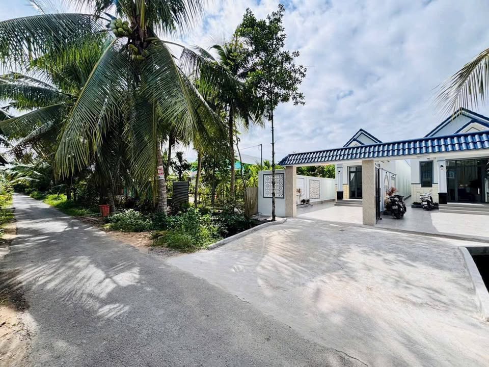 Bán nhà mới xây tại Phú Tân, Bến Tre, hẻm xe tải, giá 2.45 tỷ