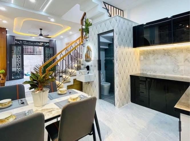 Bán lỗ còn 2,4 tỷ nhà nguyễn đình chiểu, q.3 | dt: 67,5m2 | hẻm 6m | hợp đồng thuê sẳn | shr