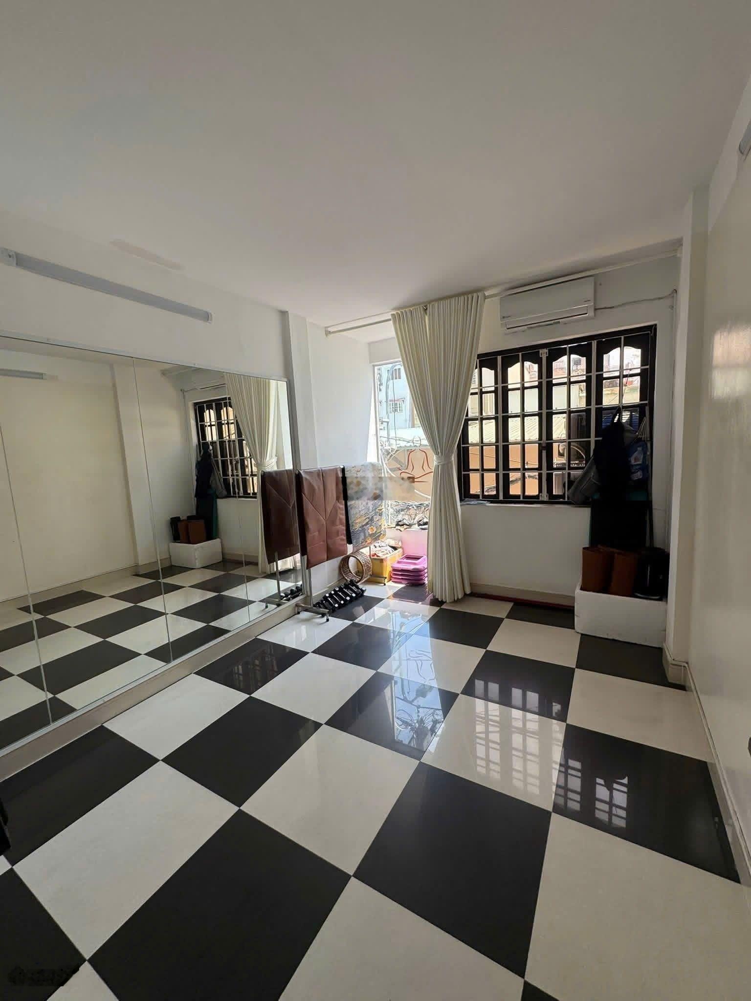 Nhà 3 tầng btct , hẻm xe hơi đậu trước nhà . giá 6 tỷ tl