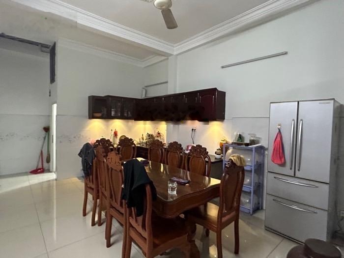 Nhà ngay chợ phạm văn bạch 60 m 3 tầng 5.5 tỷ hẻm oto