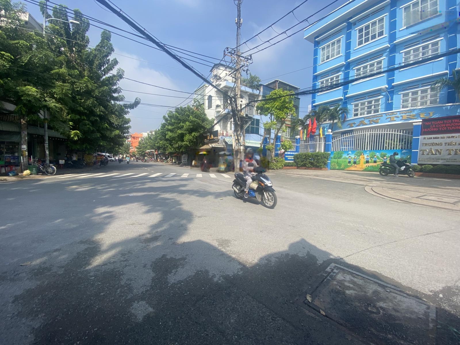 Nhà ngay hoàng bật dạt 60 m 3 tầng 5.5 tỷ hẻm oto