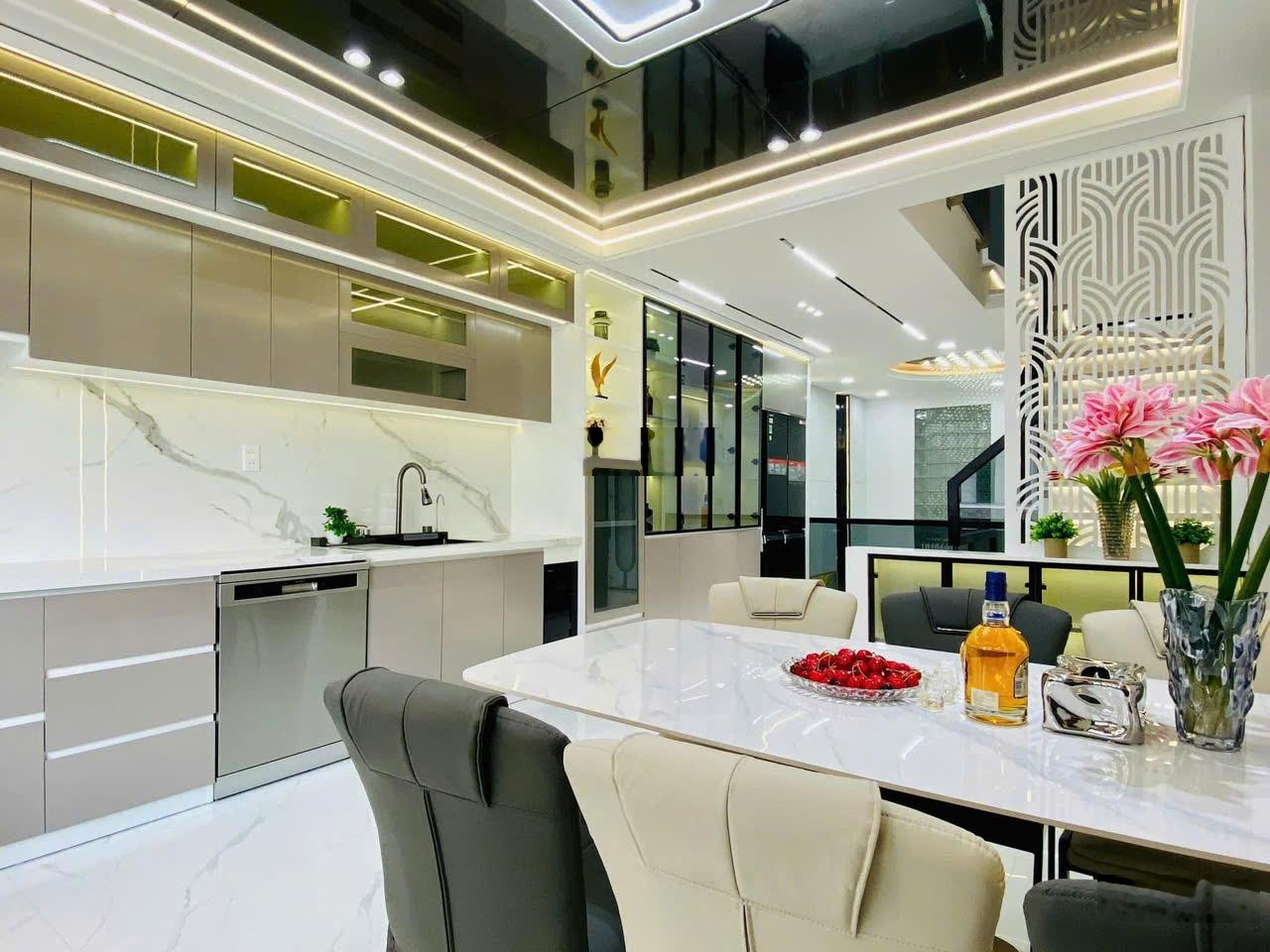 Chủ ngộp bán gấp nhà nguyễn đình chiểu, p.5, q.3, 2 tỷ 290, 68m2, hẻm xe hơi, sổ hồng riêng.